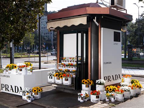 prada regala fiori milano|Prada: la campagna fall winter 23 prende vita tra i chioschi di fiori.